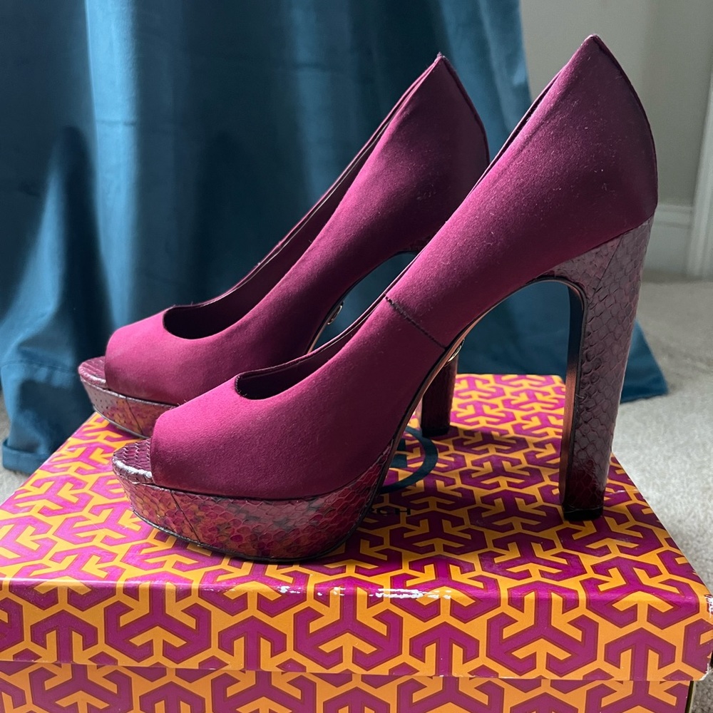 Tory Birch purple pumps